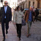 Raquel Gago sale de la la Audiencia Provincial de León acompañada por su procurador, Luis Enrique Valdeón (I), en una foto de archivo-ICAL