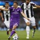 Modric supera a Khedira en un Juventus-Madrid, junio del 2017. /-ADRIAN DENNIS