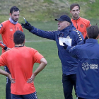 Luis César da órdenes a los jugadores durante el entrenamiento.-J. M. LOSTAU