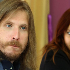 Pablo Fernández, ayer, junto a la procuradora de la formación en las Cortes, Lorena González.-ICAL