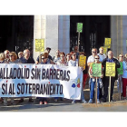 Un grupo de vecinos protesta a las puertas del Ayuntamiento durante la reunión del alcalde con los representantes del barrio de La Pilarica.-E. M.