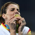 Ruth Beitia besa la medalla de oro que acaba de conseguir en salto de altura-DYLAN MARTÍNEZ (REUTERS)