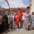 De Larrea junto a familiares y representantes municipales en el Balcón del Ayuntamiento. / E. M.