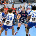 María O´Mullony, de nuevo la mejor anotadora del Aula, rodeada por tres rivales del Granollers.-VALENTÍN GUISANDE