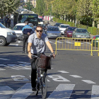 Un ciclista por la plaza del Poniente en uno de los cortes del tráfico por el centro de la ciudad.-J.M. LOSTAU