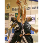 Granado (izquierda) y De la Fuente saltan para capturar un rebote.-MIGUEL ÁNGEL SANTOS