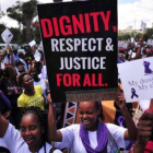 Mujeres kenianas gritan consignas contra la violencia sexual, este lunes en Nairobi.-Foto: AFP / SIMON MAINA