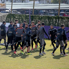 La plantilla blanquivioleta calienta durante los primeros instantes del entrenamiento de ayer.-J. C. CASTILLO