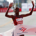 Brigid Kosgei atraviesa la meta en Chicago (EEUU) con un nuevo récord del mundo.-