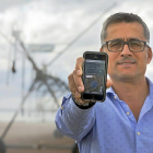 Emiliano Muñoz, director de Proxima Systems, muestra la página web desde la que se puede controlar el pívot en un campo de la localidad vallisoletana de San Pedro de Latarce.-PABLO REQUEJO