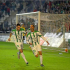 De Tomás celebra un gol con el Córdoba, seguido por Luso.-DIARIO DE CÓRDOBA