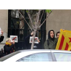 Miembros de los CDRs apoyan a Tamara Carrasco a las puertas de la Audiencia Nacional.-TANIA TAPIA (ACN)