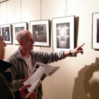 Dos hombres observan la foto ganadora en la exposición del XII Salón de Fotografía.-AFV