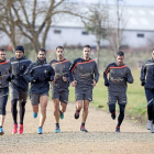 Villar, Silva, Moyano, Samuel, Del Moral, Alfaro y Guzmán corren ayer por el parque de La Contiendas.-Pablo Requejo