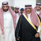 Mohammed bin Salman (izquierda) y el heredero del trono saudí Mohammed bin Nayef (derecha).-AFP / HO