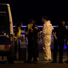 Los Mossos comprueban la zona después de abatir a los terroristas.-LLUIS GENE