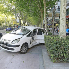 El taxi accidentado en el Paseo Zorrilla ayer por la tarde-J.M. Lostau