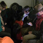 Los seis turistas detenidos por causar daños en las ruinas prehispánicas de Machu Picchu.-AFP