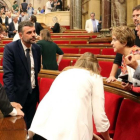 Joan Coscubiela expresa sus quejas al president Carles Puigdemont en el hemiciclo del Parlament.-ACN