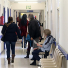 Pacientes esperan su turno de ser atendidos en el Clínico.-ICAL