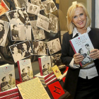La periodista Nieves Herrero junto a un mural de fotos de Ava Gardner y Luis Miguel Dominguín.-J. M. Lostau