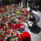 Ofrendas en la Rambla de Barcelona, tras el atentado del 17-A.-JOAN PUIG