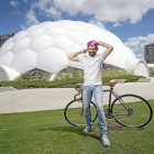 Monge se enfunda el pañuelo rosa de la lucha contra el cáncer delante de la Cúpula del Milenio-M. Á. SANTOS