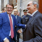 Alfonso Fernández Mañueco saluda al nuevo Procurador del Común, Tomás Quintana.-ICAL