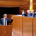El vicepresidente, De Santiago-Juárez, habla con la presidenta de las Cortes, Silvia Clemente.-ICAL