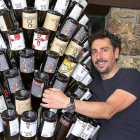 Agustín Maíllo junto a un expositor con botellas de la bodega.-M. T.