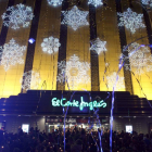 Iniciativa 'Enciende una luz contra el cáncer infantil' coincidiendo con la inauguración de la iluminación navideña de la fachada del Corte Inglés-Ical