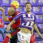André Leão cabecea una jugada con la oposición del visitante Ion Vélez.-J. M. Lostau