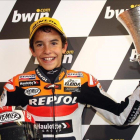 Marc Márquez, con 15 años, en el podio (3º) del GP de Bra Bretaña de 125cc.-EL PERIÓDICO