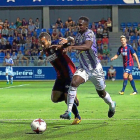 Sulayman arrebata en carrera en balón al jugador del Huesca.-LOF
