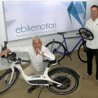 Marco Antonio de la Serna y Sergio Ruesga, junto a las bicicletas que fabrica ebikemotion.-MANUEL BRÁGIMO