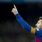 Messi celebra su segundo gol al Mallorca señalando a su familia en el Camp Nou.-jORDI COTRINA