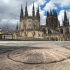 Concha que marca el paso del Camino de Santiago por la ciudad de Burgos con su magnífica Catedral al fondo. ARCHIDIÓCESIS DE BURGOS