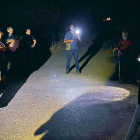 Vecinos y visitantes se congregan con linternas en el Parque de la Muela para participar en la marcha, en una anterior edición. ASOCASTRONA