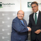 Eduardo Luis López Enríquez, director territorial de EspañaDuero en Valladolid; e Ignacio Javier Ferreira Burgos, decano del Colegio Profesional de Ópticos Optometristas de Castilla y León, firman un convenio del que podrán beneficiarse 740 profesionales.-ICAL