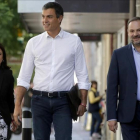 Pedro Sánchez llega a la sede del PSOE, junto a José Luis Ábalos y Adriana Lastra, el pasado miércoles.-JOSE LUIS ROCA