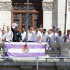 El alcalde de Valladolid agita la bufanda del RealValladolid acompañado de los jugadores.-J.M. LOSTAU