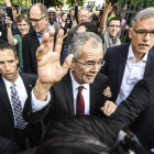 Alexander Van der Bellen saluda a la multitud que celebra en Viena su victoria en las presidenciales.-EFE / CHRISTIAN BRUNA