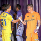 Óscar Plano saluda a Becerra antes del Real Valladolid-Alcorcón.-MIGUEL ÁNGEL SANTOS