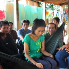 La "mujer de la jungla", Rochom P,ngieng, junto con el hombre vietnamita que dice ser su padre.-AFP / CHHAY THI