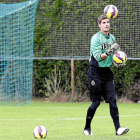 Raúl Fernández juguetea con unos balones durante un entrenamiento del Racing-ROMÁN ALONSO