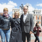 La portavoz de UPyD en el Congreso de los Diputados, Rosa Díez, acude a Valladolid para el cierre de campaña de su formación. En la imagen, César Toquero Acebes (D), candidato a la alcaldía de Valladolid y Carolina Martín (I), candidata a la presidencia d-ICAL