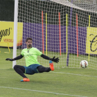 Dani Hernández encaja un gol durante el entrenamiento en los Campos Anexos-M. Á. Santos