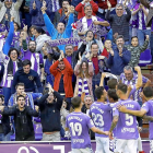 Los jugadores del Real Valladolid celebran el primer tanto con la afición blanquivioleta.-J.M. LOSTAU