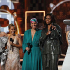 De izquierda a derecha, Lady Gaga, Jennifer Lopez, Alicia Keys, Michelle Obama y Jada Pinkett Smith, en uno de los momentos estelares de la gala de los Grammy.-EL PERIÓDICO