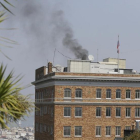 Vista del humo negro saliendo de la chimenea del consulado ruso en San Francisco.-AP / ERIC RISBERG